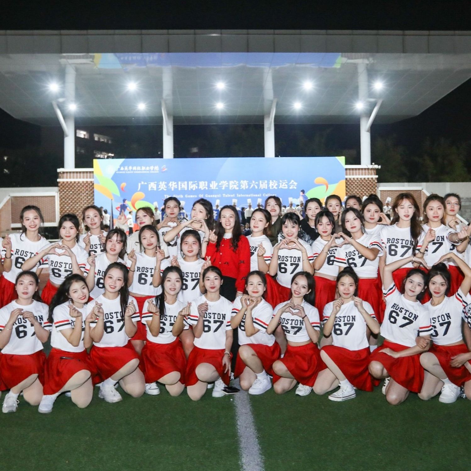 广西皇冠2最新官网第六届校运会开幕式配上烟花，别样的感受！